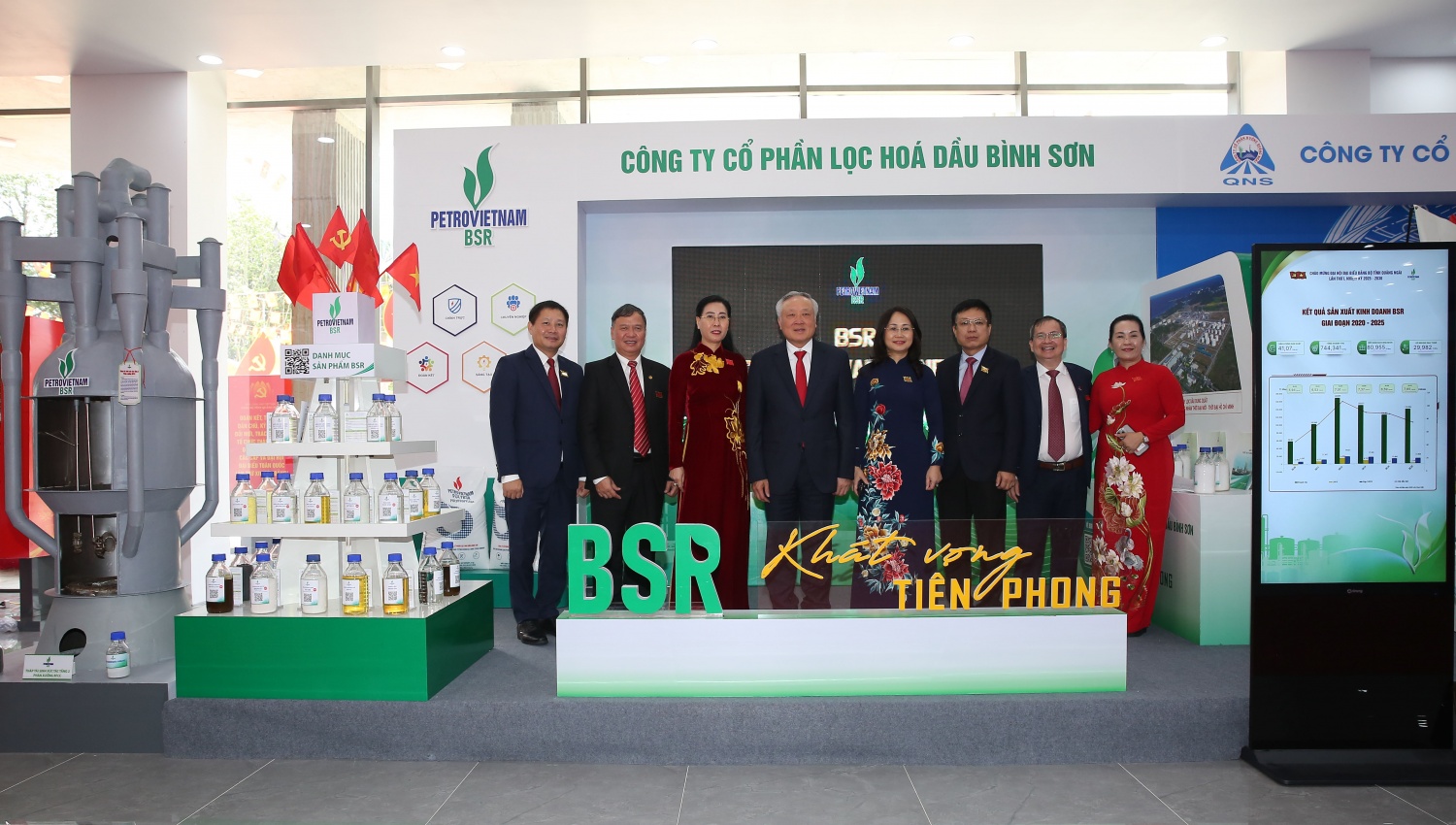 Phó Thủ tướng Thường trực Chính phủ Nguyễn Hòa Bình cùng lãnh đạo các Bộ, ngành Trung ương, tỉnh Quảng Ngãi tham quan gian hàng trưng bày sản phẩm của BSR